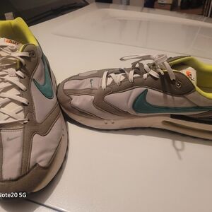 Nike Men's White and Green Sneakers